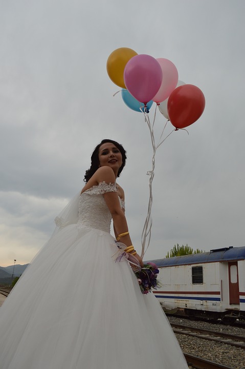 train 2792891 960 720 - Balões em Decoração de Casamento? Pode? Não é feio?