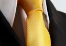 gravata amarela terno padrinhos eventos D NQ NP 342401 MLB8695716466 062015 F 130x90 - Guia Completo para escolher o Traje do Noivo